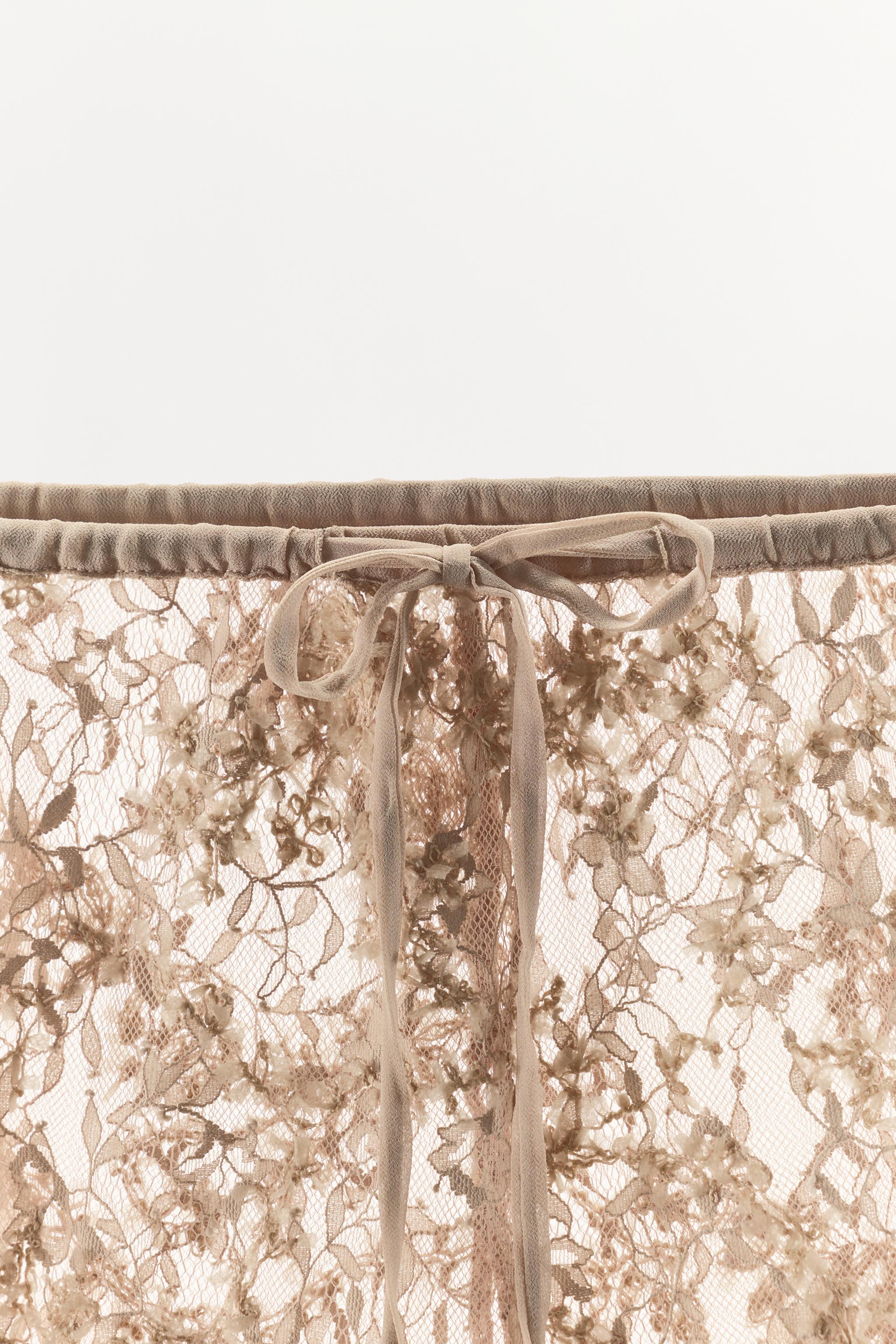 SHORT EN DENTELLE À VOLANTS